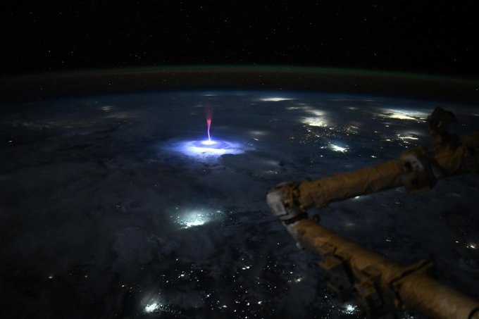konstructivizm's tweet photo. An extremely bright sprite was recently captured from the ISS

Sprites are discharges of cold plasma in the upper atmosphere that sometimes form during severe thunderstorms. They occur at altitudes of 50 to 130 km and can be up to 60 km long. https://t.co/kCDDxQJdLC