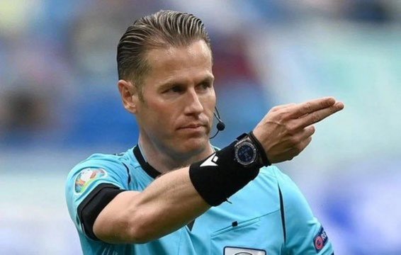 لست حكماً، ولا أحب أن أخوض في الحديث عن الحكام أصلاً.. ولكني شاهدت داني ماكيلي أحد أسوأ الموجودين في الملعب من حيث التمركز والتموقع..

تحركات الحكم سببت ربكة للاعبين داخل الملعب..

حكم دولي لا يعرف أين يقف! هذه مشكلة يجب الانتباه لها!

كان بتحركاته يحجب الرؤية عن اللاعبين كثيراً