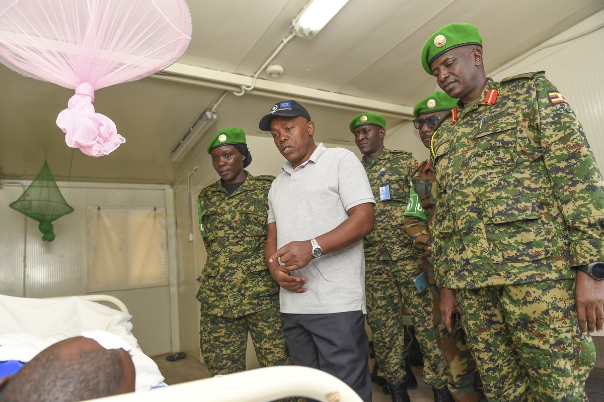 aussom_'s tweet image. Taliye Ku Xigeenka Ciidanka AUSSOM ee qaabbilsan Taageerada iyo Saadka, S/Gaas Peter Kimani Muteti ayaa maanta #Muqdisho kula kulmay hawlwadeenno ka tirsan #UPDF oo lagu daweynayo Isbitaalka Heerka 2-aad ka dib shilkii diyaaradda helikobtarka ee Arbacadii ka dhacay Garoonka…