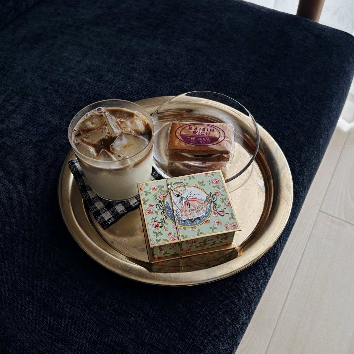 Hotaru_Daily's tweet photo. 大事にとっておいたチョコレートの箱をあけた https://t.co/F8hMmge4Sz