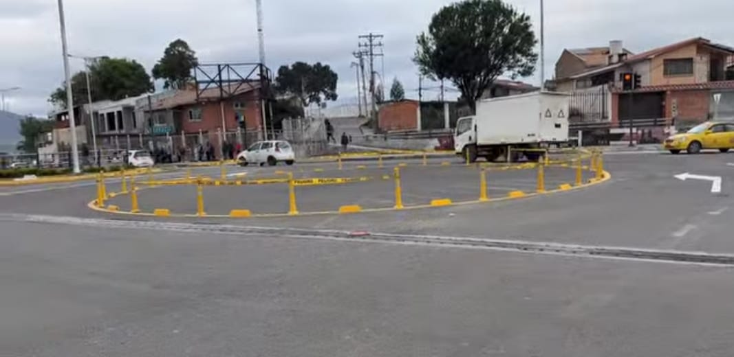 #Ecuador #Cuenca: [audio] Solicitan revisión en redondel implementado en sector Bomba de los Choferes   complicefm.com/noticias/detal…