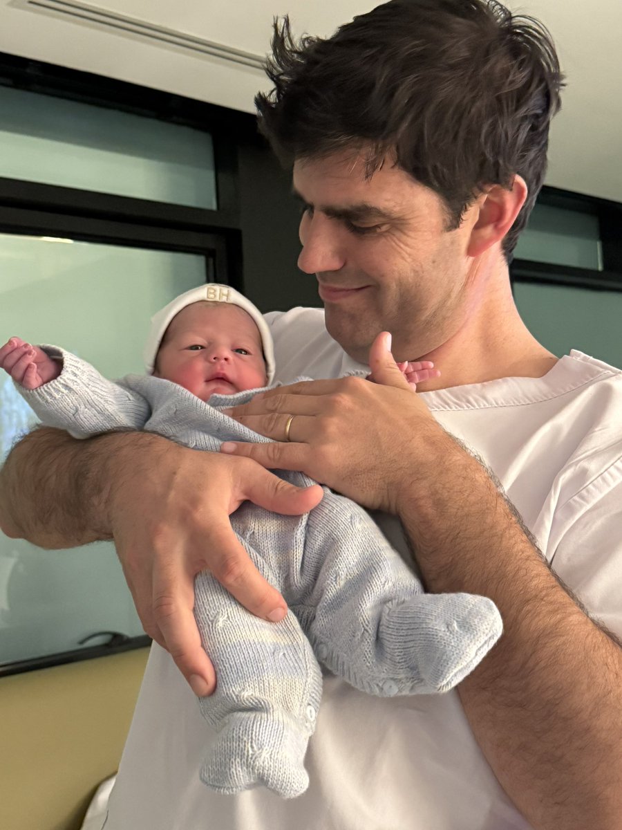 AgustinViana's tweet photo. Qué día cargado de emociones. Nació Benjamín Viana nuestro séptimo hijo. La madre es la mujer más espectacular del mundo. La familia que tengo un regalo de Dios. Muchas emociones y bendiciones en este día 4 de Julio de 2025. Bolso y socio desde el nacimiento 🔵⚪️🔴 https://t.co/7LZYoovz7W