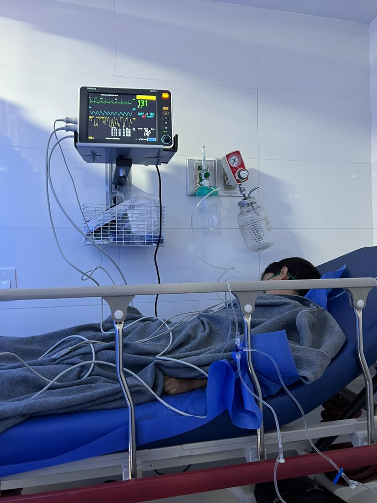 #ServicioPúblico | El periodista Román Camacho (@RCamachoVzla) solicita apoyo para cubrir los gastos médicos de su hijo de 6 años, quien está hospitalizado por una convulsión y tuvo que ser trasladado de emergencia a un centro médico.

Quienes deseen colaborar, pueden hacerlo por