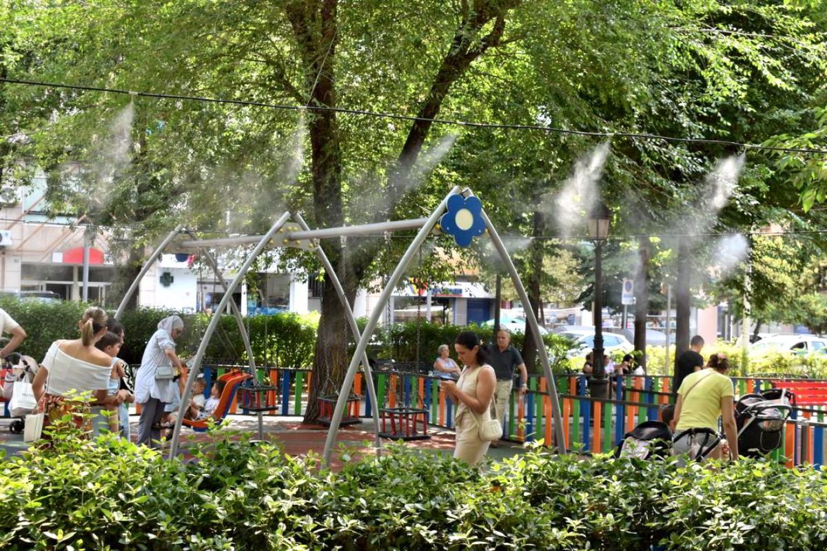 El <a href="/AytoPuertollano/">PUERTOLLANO</a> estrena el primer parque infantil de C-LM con nebulizadores que reducen 10°C la sensación térmica, ejecutado por <a href="/AguaPuertollano/">Aguas de Puertollano</a>. El sistema se activa automáticamente de 10 a 22h en función de la temperatura y humedad.
¡Excelente manera de combatir el calor!