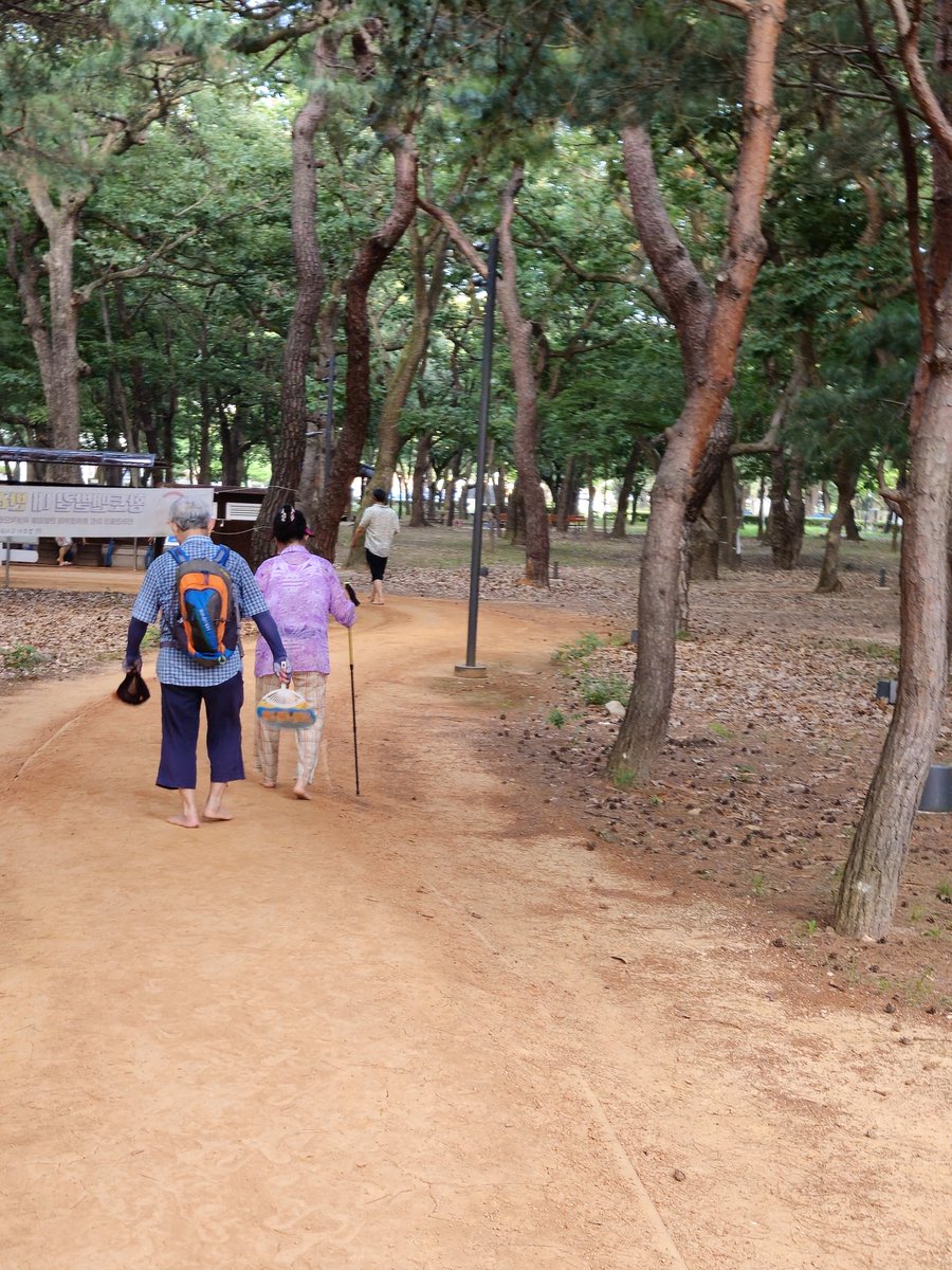 할배가 앞서가는 할매한테
부채질을 하신다.
뒷모습에서도 느껴지는
염려와 격려^^*