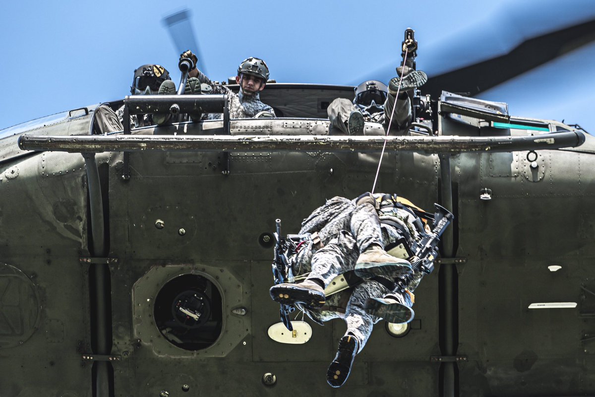 danielzaque's tweet image. Desde lo alto del cielo colombiano, las tripulaciones de la Fuerza Aeroespacial Colombiana ejecutan operaciones críticas de búsqueda y rescate (SAR), donde cada segundo cuenta y cada vida importa.
