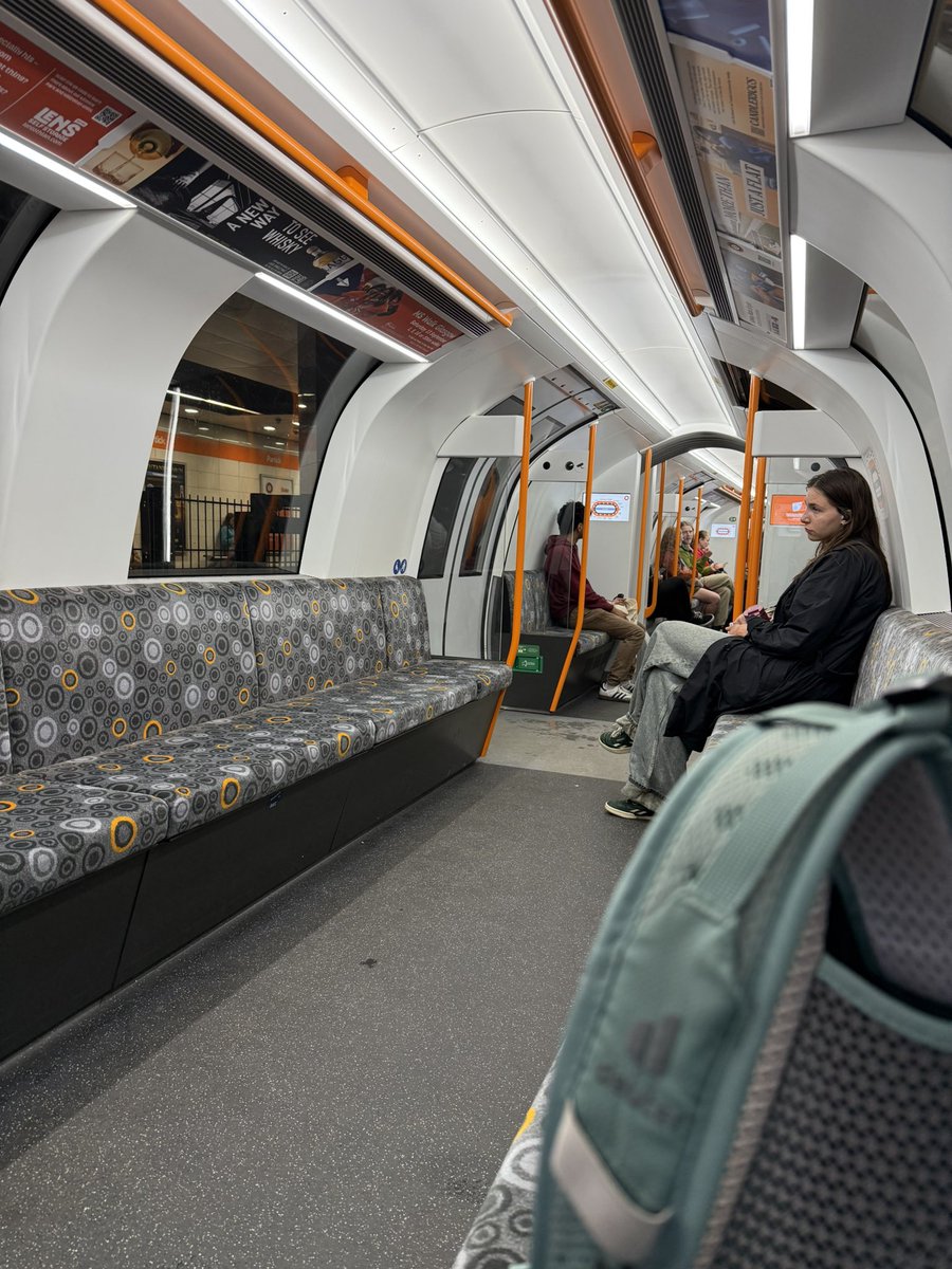 Evanrinya's tweet photo. Cute metro w Glasgow jest cute. https://t.co/gwjGiWYTdd