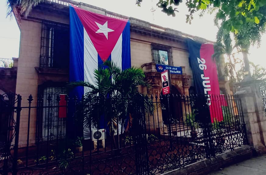 LizGG1974's tweet photo. #LaHabanaDeTodos se pinta de banderas tricolores que marcan una jornada de celebración. La madre de Raúl Gómez Garcia, a pesar de la pérdida, declaró: "el 26 es el día más alegre de la historia"Honremos a quienes lo hicieron posible aún a costa de su vida. #LaLuchaNoHaCesado 🇨🇺❤️ https://t.co/1089CXGLAv
