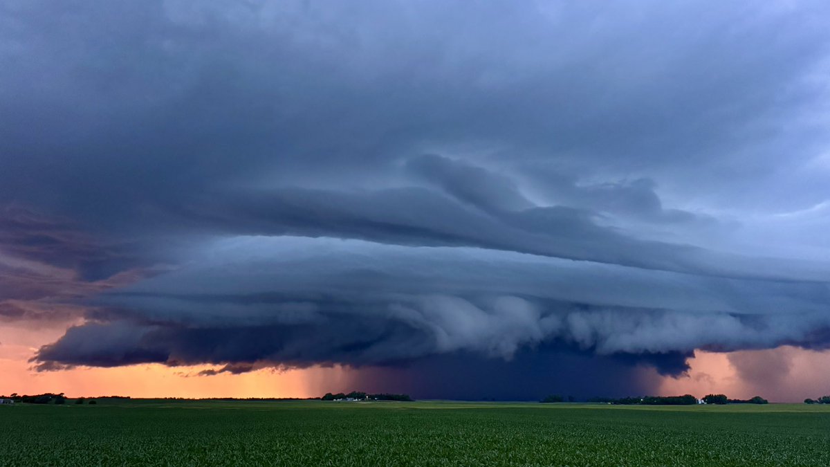 RyanVoutilainen's tweet image. I just FaceTimed a friend and he asked me if this was a green screen… this is 100% real!

As seen a bit north of  Edmore ND

Mother nature blessing me with a show again… Three days in a row!

950P CDT | 4 July 2025

#NDwx @NWSGrandForks @ThatMetGirl @KMacTWN @BadWeatherKyle