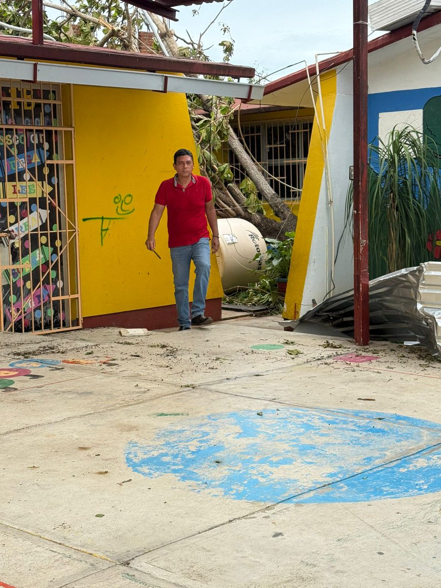 EducGuerrero's tweet photo. 🗞️🎙️#NotiSEG| Avanza evaluación de daños en escuelas de la Costa Chica
🔍Casi 500 planteles con afectaciones: @IGIFEOficial
Lee más 👉 https://t.co/LK1K8OAu36 https://t.co/j4FAynXv00