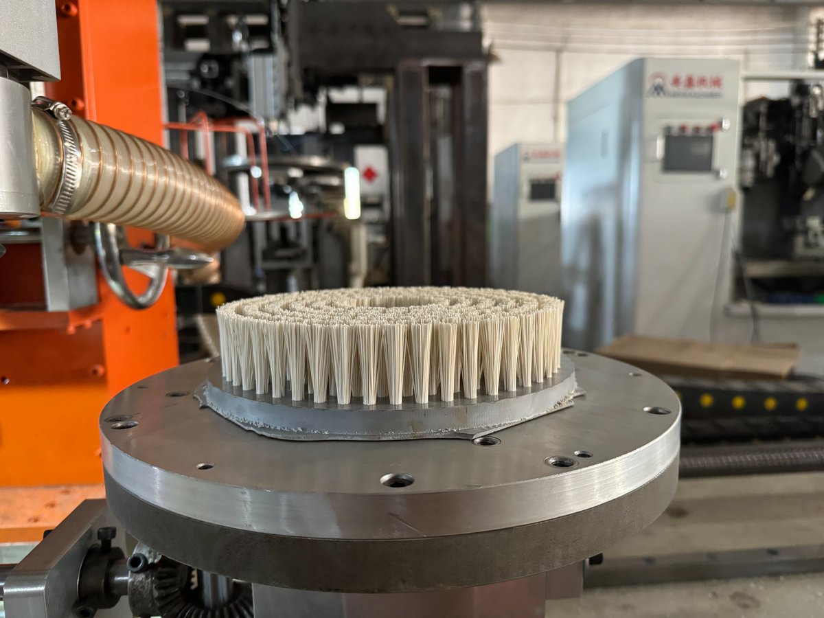 MeixinCrystal's tweet image. Power Up Your Productivity!
Meet the multi-purpose solution trusted by manufacturers worldwide…

🛠️ Meixin’s 2-Axis Brush Machine (1 Drilling, 1 Tufting, 1 Trimming) is built for roller, flat &amp;amp; disc brushes.
Efficient. Reliable. Versatile.

#brush #brushmaking #brushmachine