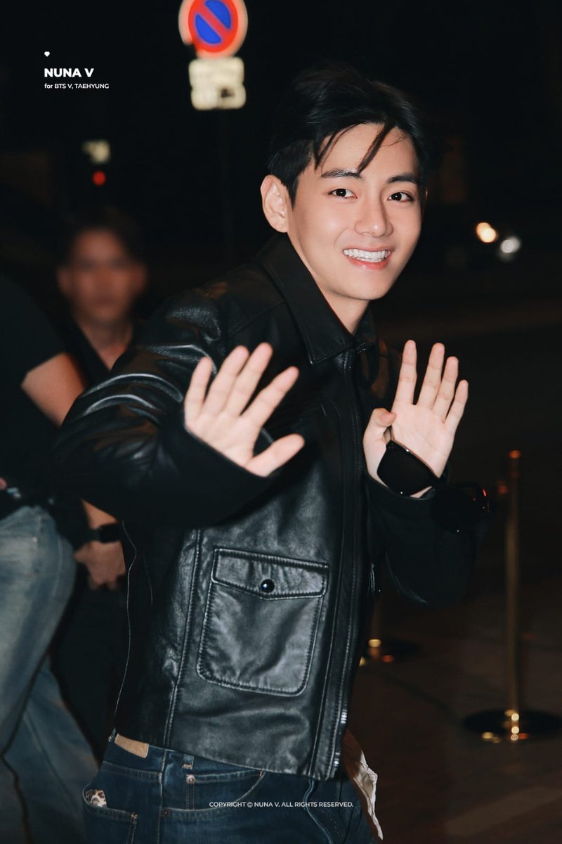 kimjeonayesha's tweet image. TAEHYUNG TRULY ENJOYED HIS TIME IN PARIS, Especially The Party Thrown In His Honor. How fine he looked in his outfit! He also met Park Bogum at a restaurant of peris .
KIM TAEHYUNG IS COMING
CELINE BOY V IS COMING
#TAEHYUNGxCELINE
#CelineBoyV
#CELINESPRING2026