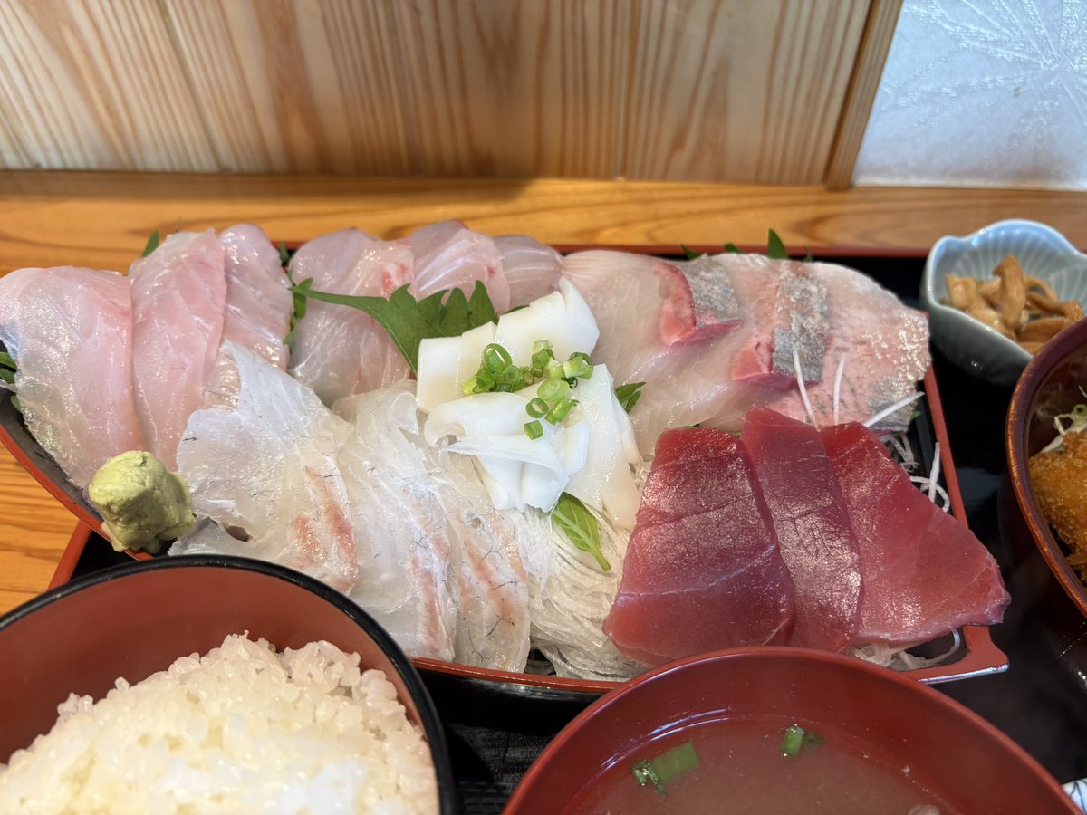 勝魚定食刺身6点盛＋アジフライ
刺身がデカくてかなりのボリューム
美味いし、今の時間でもこの辺は空いてるので次はチャリで来よう！