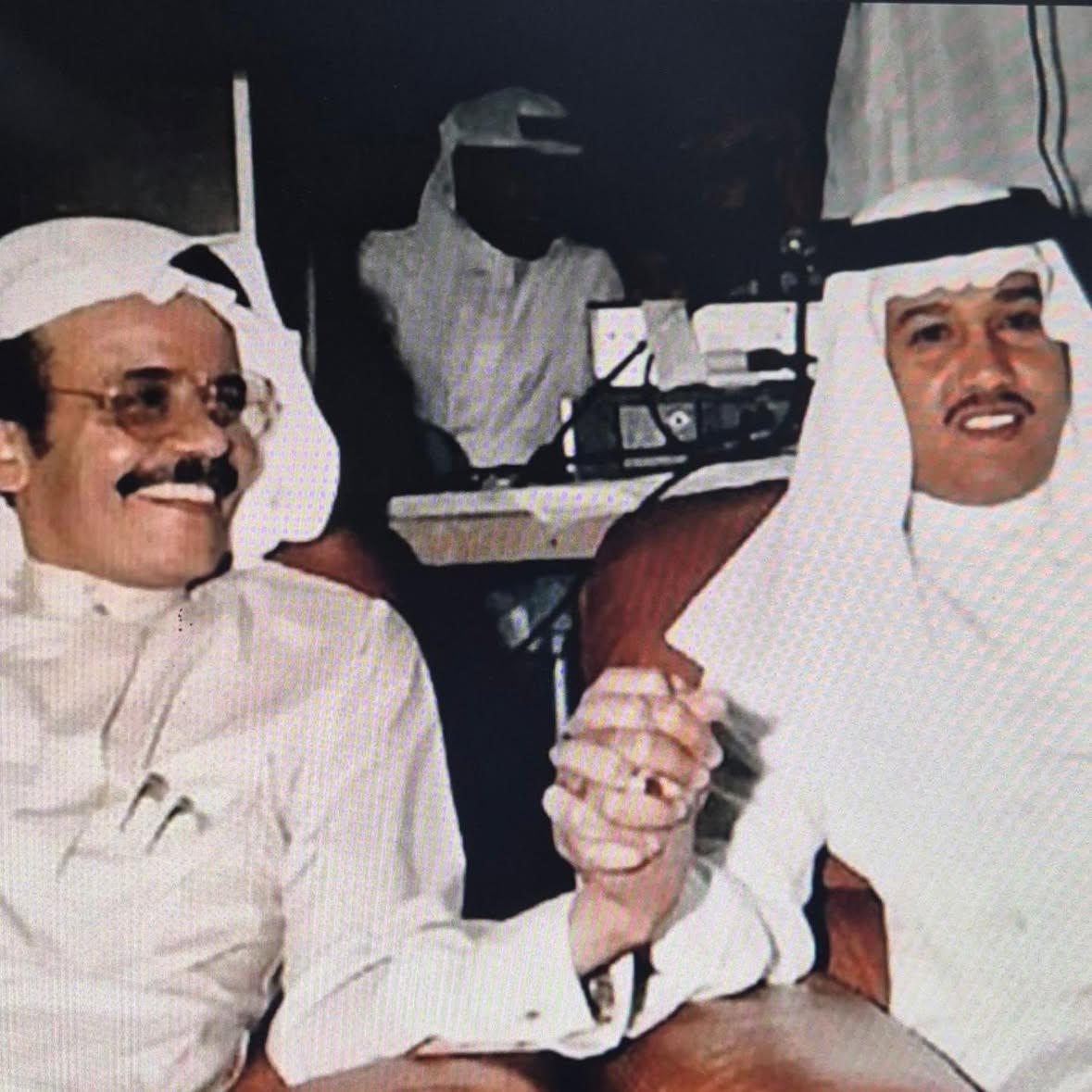 7rqod's tweet photo. صوره نادره تجمع بين فنان العرب محمد عبده و الفنان طلال مداح رحمة الله عليه ❤️
تذكروه بدعوه في هذا اليوم https://t.co/wN14yHARKf