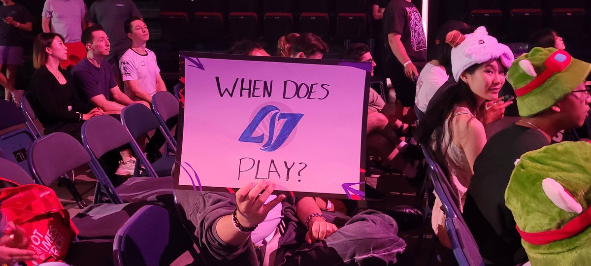 Okay who can help me find the person who made this sign?

I NEED to know if they'll be there tomorrow so we can get a photo 💪🏼