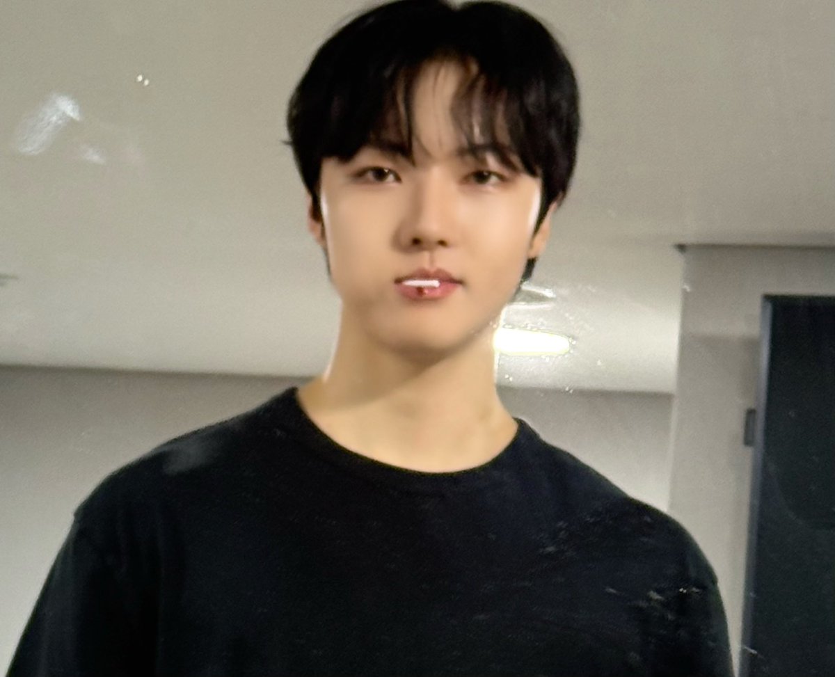 xikers_official's tweet photo. [#헌터] 그래그래 정훈아 생일 축하해, 다음에 같이 등산하러 가면 형이 맛있는 백숙 사줄게 😎
#xikers #싸이커스 https://t.co/DhlpmyH8Pf