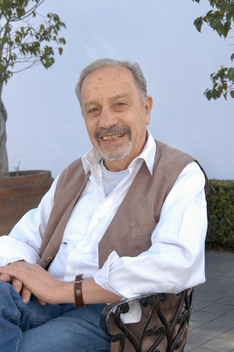 Hoy se cumplen dos años de la partida de Adolfo Gilly.

Su ausencia duele, pero su voz sigue viva: en sus libros, en nuestras memorias, en la forma en que pensamos y sentimos la historia.

Te recordamos, querido Adolfo, con gratitud, admiración y cariño profundo.