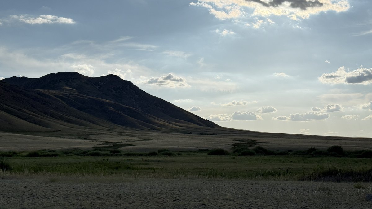 큰 아이가 카자흐스탄 여행 사진을 보내왔다. 지금은 지방을 다니고 있는데 광활한 풍광에 압도된 적이 한두번이 아니라고. 기온은 높지만 습도가 없고 바람이 불면 자기도 모르게 가슴이 두금거리며 벅차오른단다. 말도 타보면 좋을텐데. 아이의 눈으로 본 풍광을 보니 새롭고 의미있다.