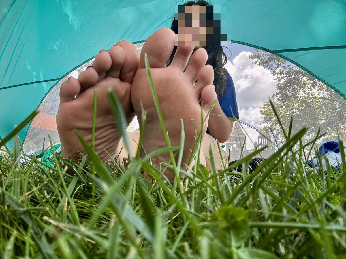 What would you do if u were stuck in a tent with these sexy soles 🤔
#feet#feetfetish