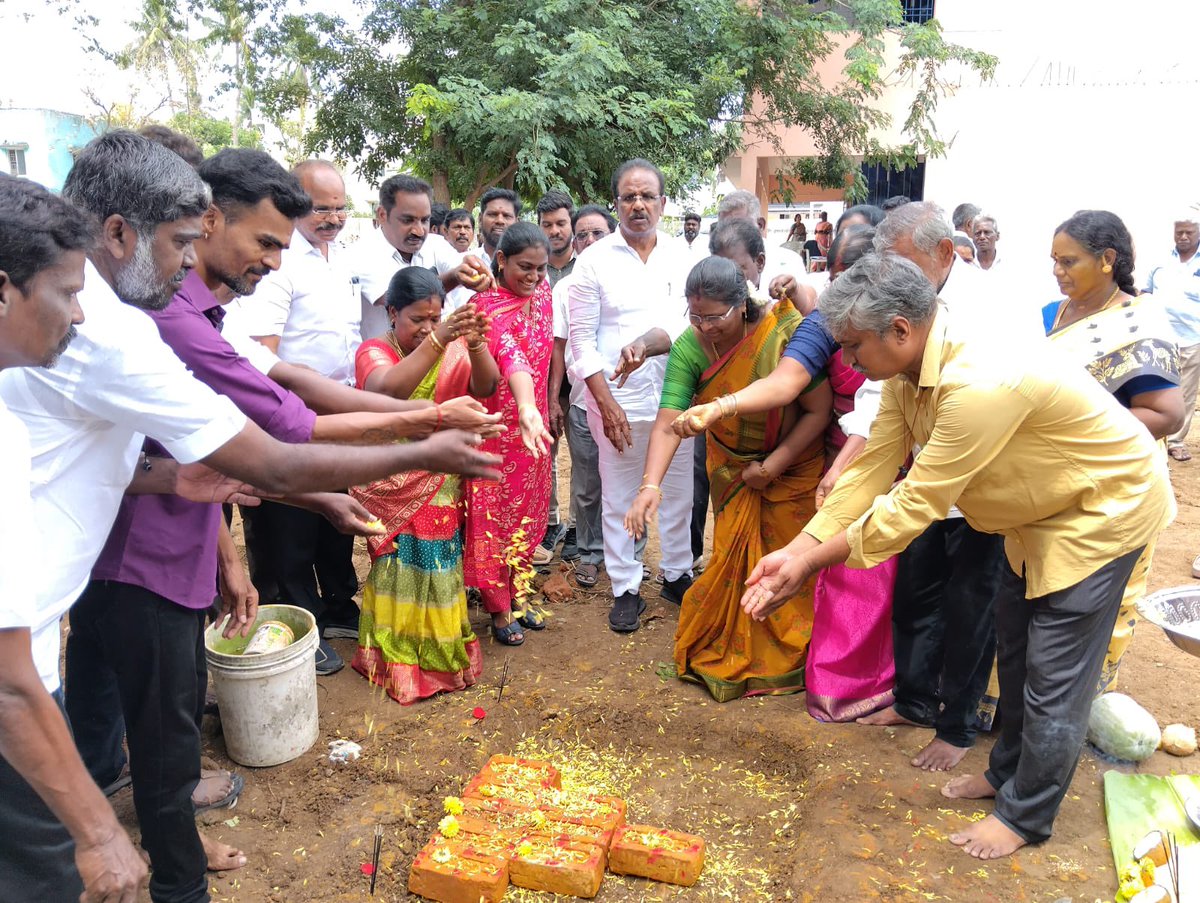 தாம்பரம் மாநகராட்சி, மண்டலம் - 4, 51வது வட்டத்தில் அரசு ஆதிதிராவிடர் நல பள்ளியில் ரூ.1.05 கோடி மதிப்பீட்டில் கூடுதல் வகுப்பறைகள் கட்டும் பணியினை துவக்கி வைத்தப்போது.