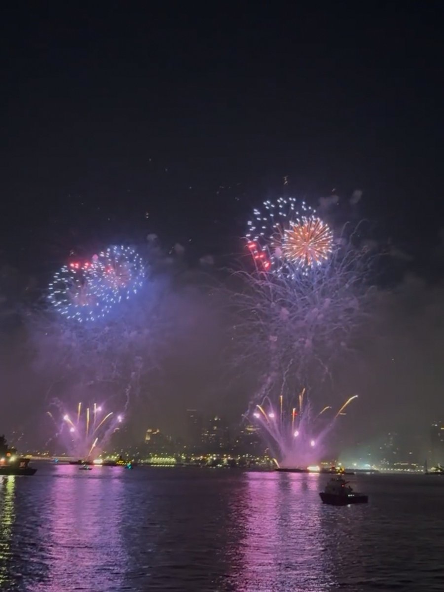 Emily_Carter89's tweet photo. #independenceday2025 #fireworksnyc
On this day in 1776, freedom was redefined. May the Star-Spangled Banner always fly high, and may courage and dreams continue to illuminate this land. Happy 4th of July.๐ https://t.co/M7hbt1lxIB