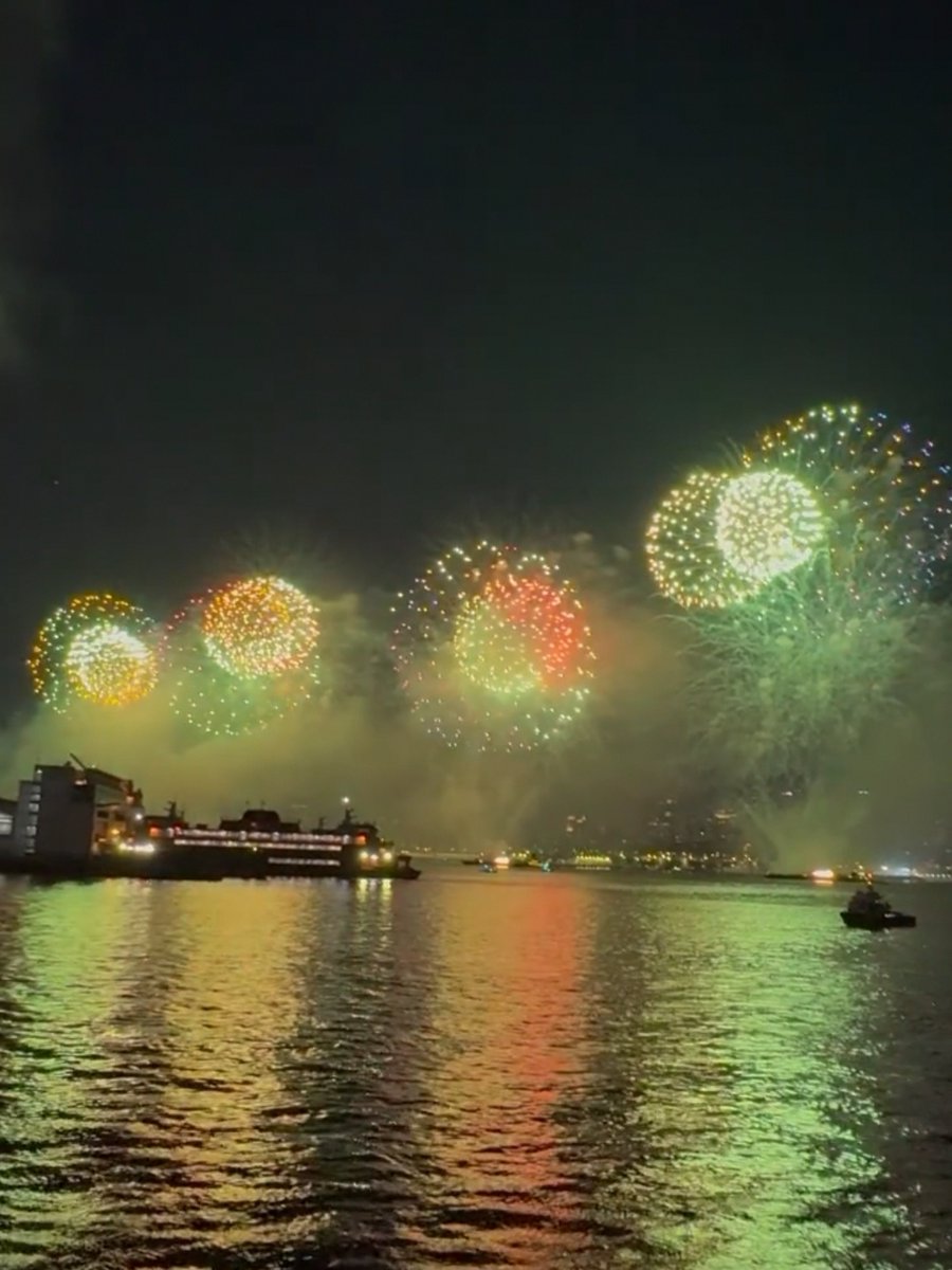Emily_Carter89's tweet photo. #independenceday2025 #fireworksnyc
On this day in 1776, freedom was redefined. May the Star-Spangled Banner always fly high, and may courage and dreams continue to illuminate this land. Happy 4th of July.๐ https://t.co/M7hbt1lxIB