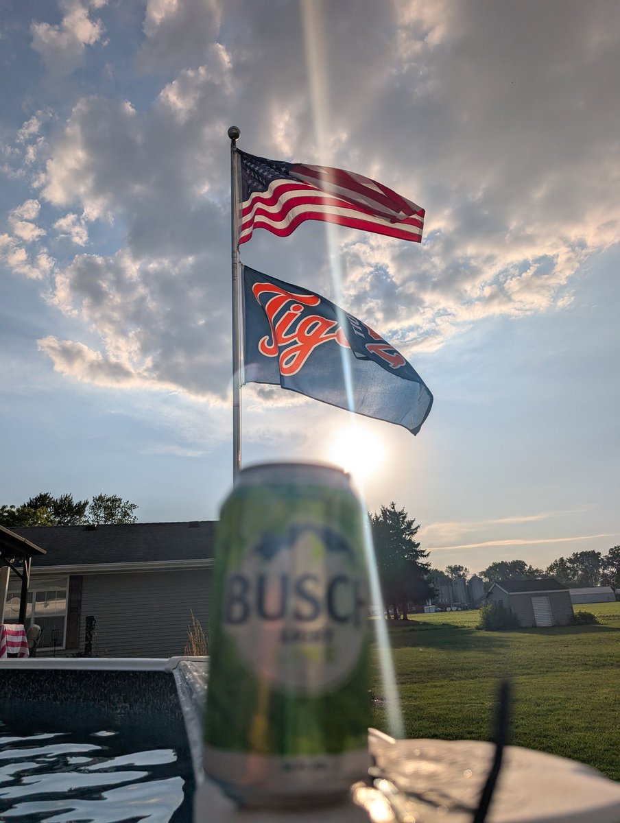 Speedwad's tweet photo. Limes on the 4th
#Merica
@BuschBeer https://t.co/Ula1WAmY9a