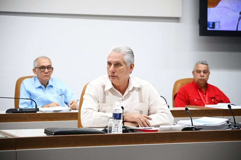 MayraArevich's tweet photo. En el primer día del #XPlenoCC el Buró Político rindió cuentas de su gestión, y entre otros temas se debatió sobre el papel de los cuadros, el trabajo político-ideológico y el Programa de Gobierno para corregir distorsiones. #LaLuchaNoHaCesado https://t.co/BsC6XYfz3e