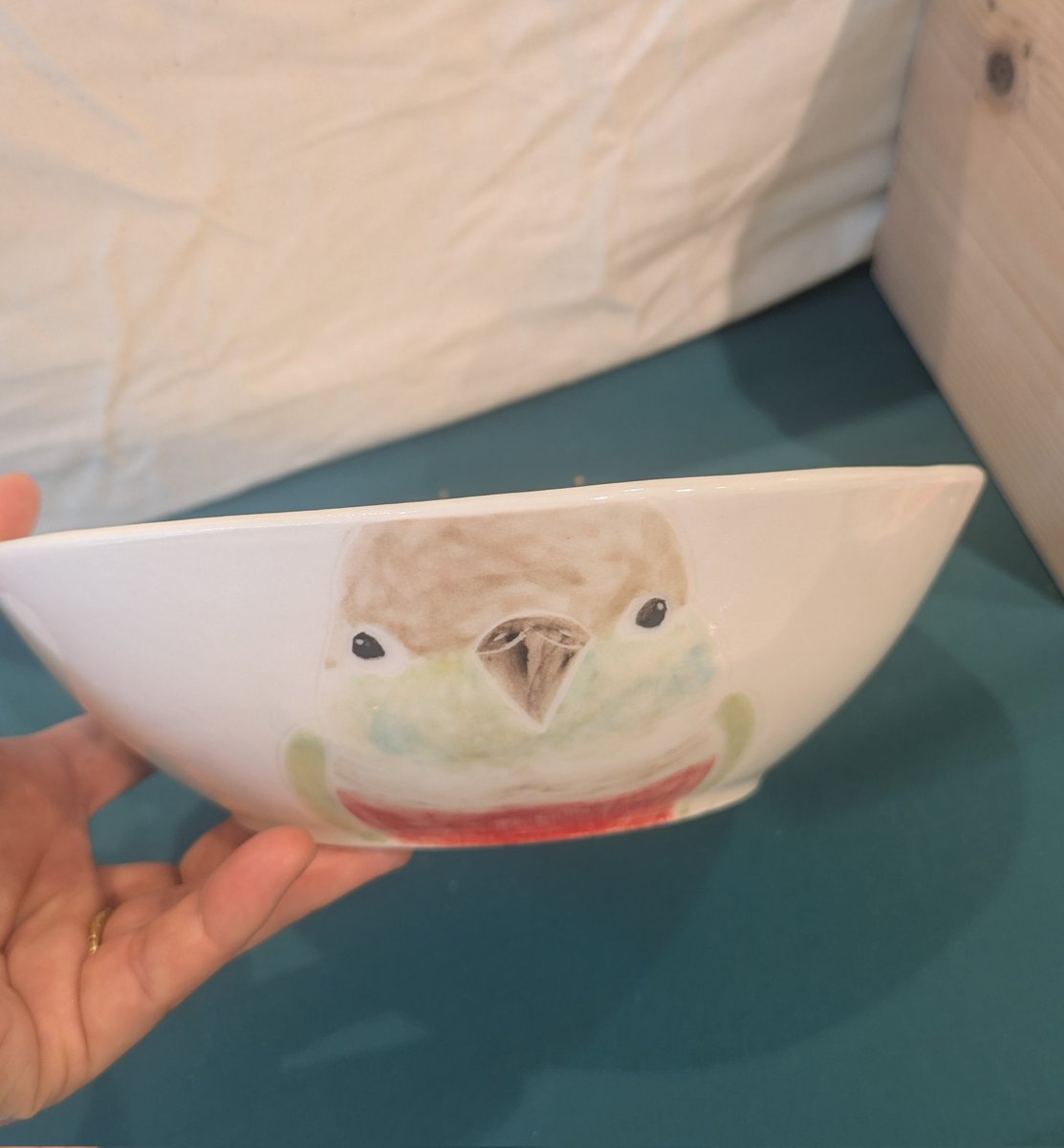 #小鳥ガーデン
ウロコインコの圧の強いお皿を1枚だけ焼きあがりました..🦜♡
どうしてもアカハラウロコインコをいれたかったので側面にひっそり入っています😂