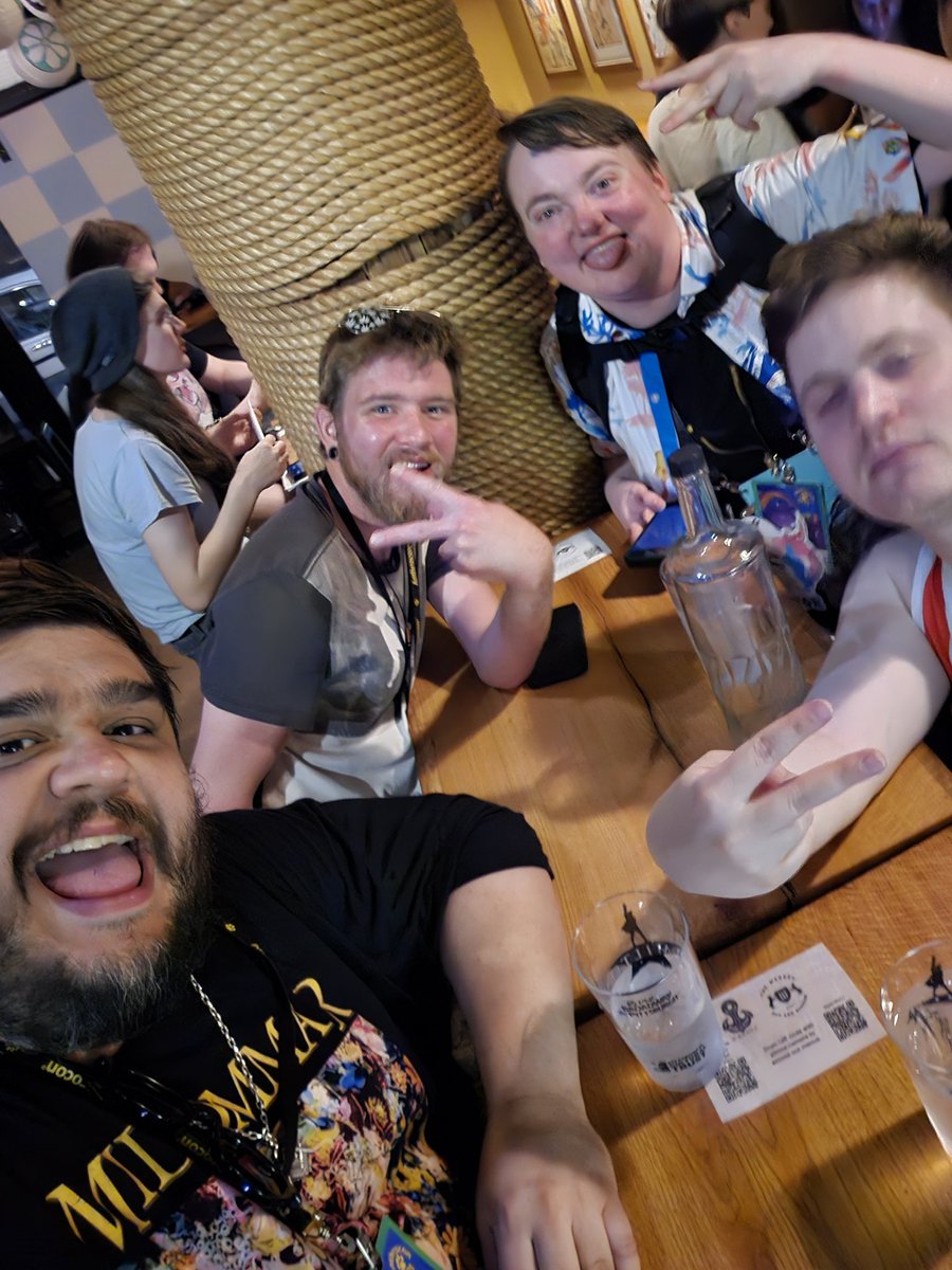 ApertureKeys's tweet image. Hanging with da boyz #Anthrocon #fishtanklive