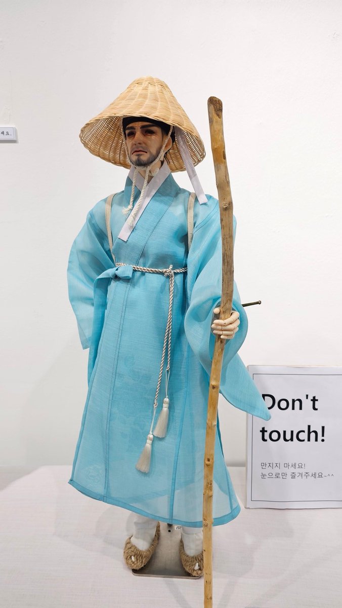 할매의 취미생활을 근사하다 말씀해 주시고 가죽공예를 배우며 알게된 분들의 응원에 힘입어 지역 공예인 모임회원전에 할저씨가 나갔습니다.
굉장히 미숙한 실력이지만 이 나이에 뭔가 새로운 경험을 하게 되어 얼떨떨 하지만 기쁘네요
무탈히 전시를 마치길 기원해봅니다