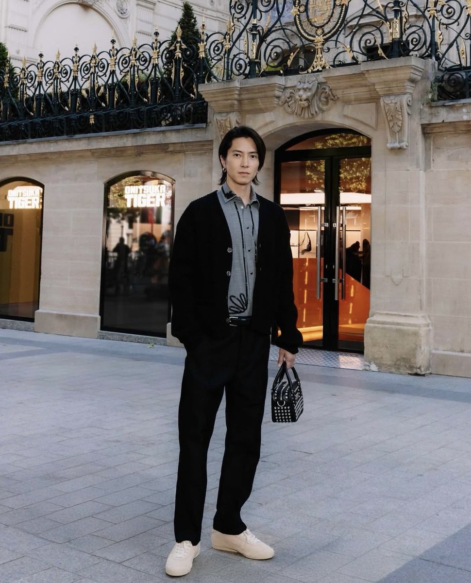 パリのシャンゼリゼで開店セレモニー: 山下智久の新作スニーカー