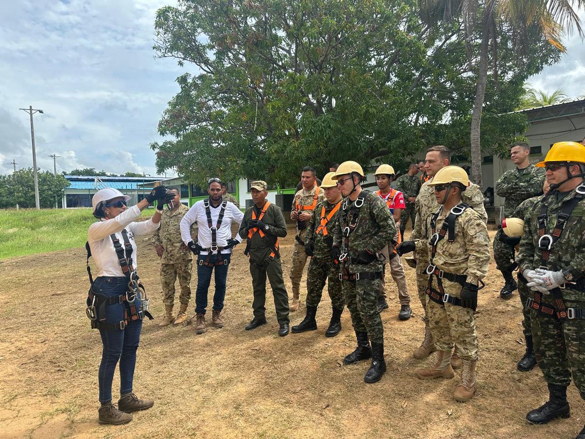 Ejercito_Div1's tweet photo. En Riohacha, #LaGuajira, hombres y mujeres del Batallón de Comunicaciones N.° 1 culminaron el curso de Trabajo en Alturas. El propósito de esta capacitación es mantener las líneas de comunicaciones militares en óptimas condiciones, garantizando así el mando y control de las unidades durante el desarrollo de las operaciones militares y el cumplimiento de nuestra misión constitucional.

#EducaciónMilitar
#NuestroCompromisoEs🇨🇴