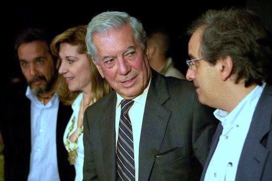 Hoy arrancamos con
Al pie del Támesis, de Mario Vargas Llosa.
Una obra que habla de la identidad, de esa pregunta primaria que nos hacemos los seres humanos; quienes somos?
La hacemos en homenaje a su autor. Uno de los escritores más importantes de habla castellana recientemente