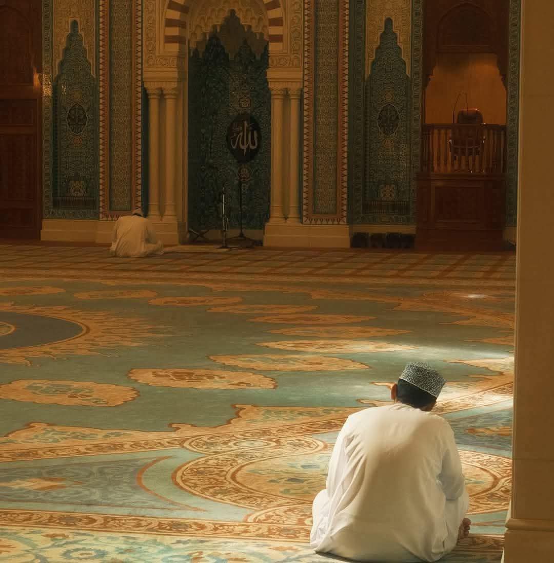 وَاصْبِرْ نَفْسَكَ مَعَ الَّذِينَ يَدْعُونَ رَبَّهُم بِالْغَدَاةِ وَالْعَشِيِّ يُرِيدُونَ وَجْهَهُ ۖ وَلَا تَعْدُ عَيْنَاكَ عَنْهُمْ تُرِيدُ زِينَةَ الْحَيَاةِ الدُّنْيَا ۖ وَلَا تُطِعْ مَنْ أَغْفَلْنَا قَلْبَهُ عَن ذِكْرِنَا وَاتَّبَعَ هَوَاهُ وَكَانَ أَمْرُهُ فُرُطًا