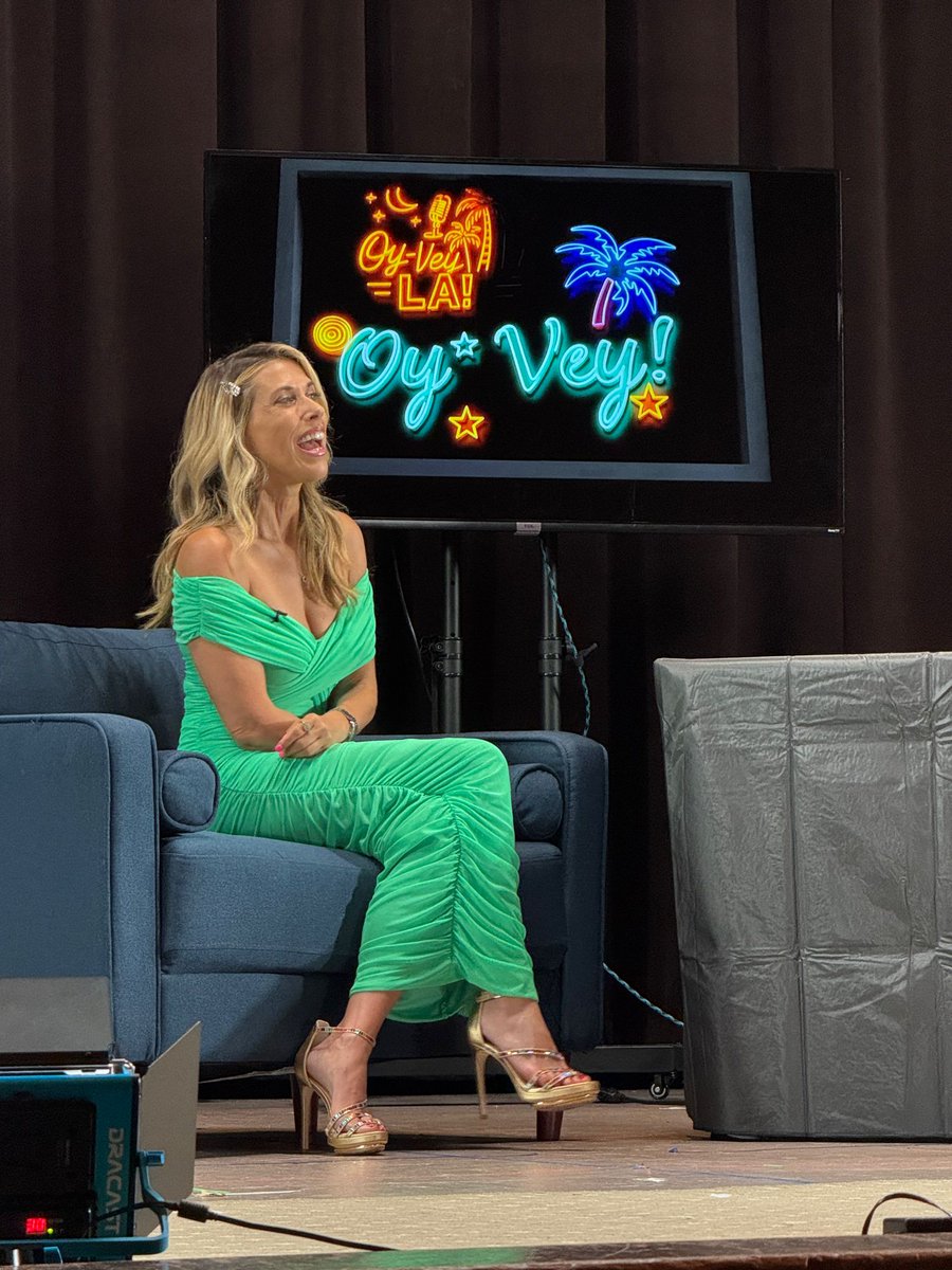 Thank you to Aaron’s Tent and Sinai Temple for “Oy-Vey LA: Live Show featuring Harmonie Krieger from Jewish Matchmaking!” Oh what a night of comedy, conversation, interviews, interactive games, dating advice and engaging moments of audience participation!  @OyveyLAShow