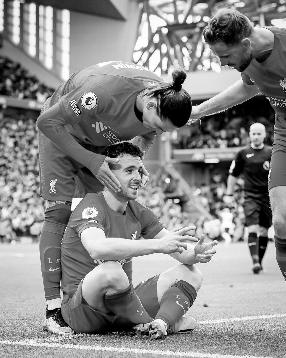 fbrreds's tweet photo. Butuh 2 hari nyerna berita ini dan gue masih berharap berita ini hoax.

Firmino dalam tulisannya bilang "when words fail, there are only inexpressible groans"-- dan jadi paham yang gue rasakan

pemain yang ngasih gue pemahaman 3 hal ; impactful, deliver, reliable

ngasih gue makna tentang sesibuk apapun lo kerja, jangan pernah lupain "joy" lo diri lo sendiri karena dia masih rutin banget main FIFA

Jota, you always remembered🖤
