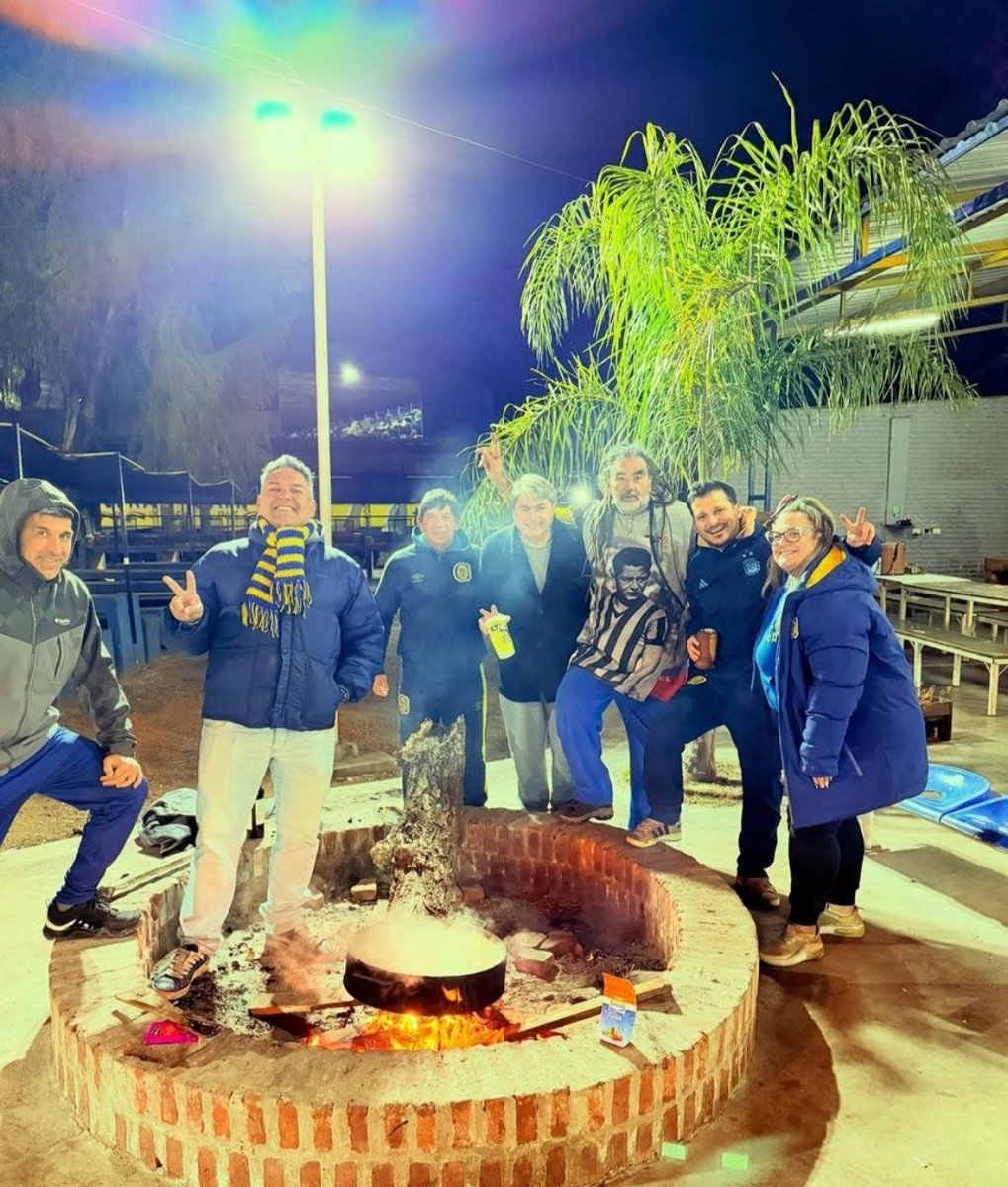SebaCanalla7's tweet photo. @RosarioCentral Partidarios ensobrados. Ustedes si pueden entrar Hdmp.   Para colmo ahí hay uno del foro https://t.co/yIR3y4id3i