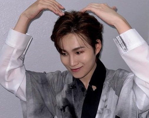 여러분들이
김희재를 잘 모르시는것같은데요
김희재는 행사의 꽃입니다
진행은 물론이겠고
이제는 예능맞춤 희며들기프로의
조회수를 아실겁니다
미스터트롯 7 위의 김희재는 잊으 
십시요
죽도록 노력한 그의 보컬은 누구와
비교할수도없습니다
퍼포먼스는 무대의 엔딩입니다 
김희재는야망의꽃입니다