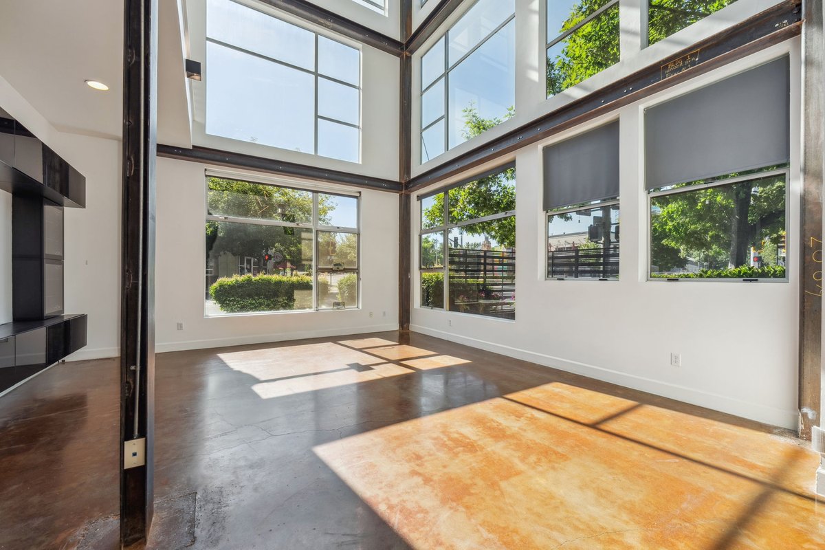 aimcoleman's tweet photo. 📉 Price Reduced!
🏙️ Urban loft at 300 C St, West Sacramento
2BR | 1.5BA | 1,717 Sq Ft | Zoned Live/Work
🧱 Concrete floors, exposed beams, huge windows
🎇 Watch Kings game fireworks from your window
👣 Walk to Golden 1, Sutter Field, Amtrak &amp; more!
#WestSac #LoftLiving #homes https://t.co/EKxpMDdWVN