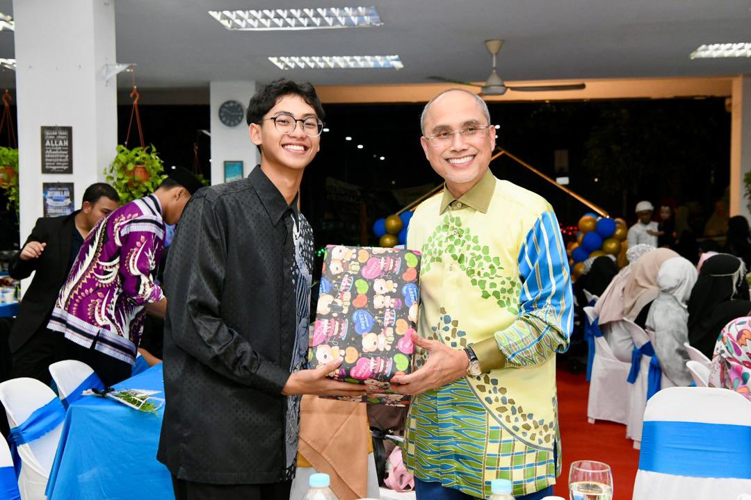 MohdShukriYajid's tweet photo. Delightful evening!  Attended the Teacher's Day celebration, organised by the students at @sbiyayasanmsu.  Teachers ignite the students' passion for learning and lead them through a journey of success &amp; excellence. Keep going strong together. @MSUmalaysia @YayasanMSU https://t.co/xp5IRu0Bzp