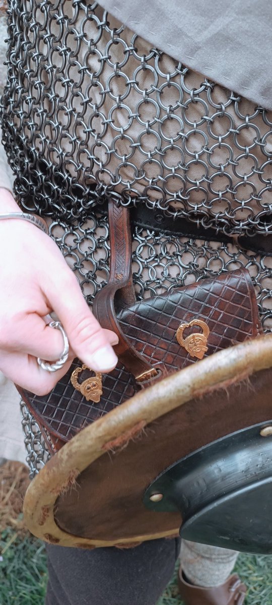 caledonianforge's tweet image. A pouch fit for an Anglo Saxon warlord!
I made this pouch from thick vegetable tanned leather based on finds from Birka and applied gold plated bronze Woden head mounts based on real Anglo Saxon artefacts, referred to commonly as WAINES (Woden Avatars in Numerous Environments)