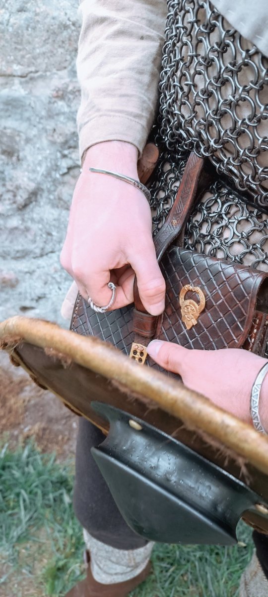 caledonianforge's tweet image. A pouch fit for an Anglo Saxon warlord!
I made this pouch from thick vegetable tanned leather based on finds from Birka and applied gold plated bronze Woden head mounts based on real Anglo Saxon artefacts, referred to commonly as WAINES (Woden Avatars in Numerous Environments)