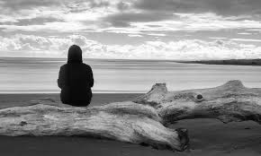 ويبقى في أعماق الروح شيءٌ
لا يترجمه حبر، ولا يحتويه ورق…
بعضُ الشعورِ لا يكفيه البوح،
ولا تليق به الحروف…
هو خُلق ليقيم فينا،
يسكننا بهدوء،
دون أن نُخبر به أحداً….