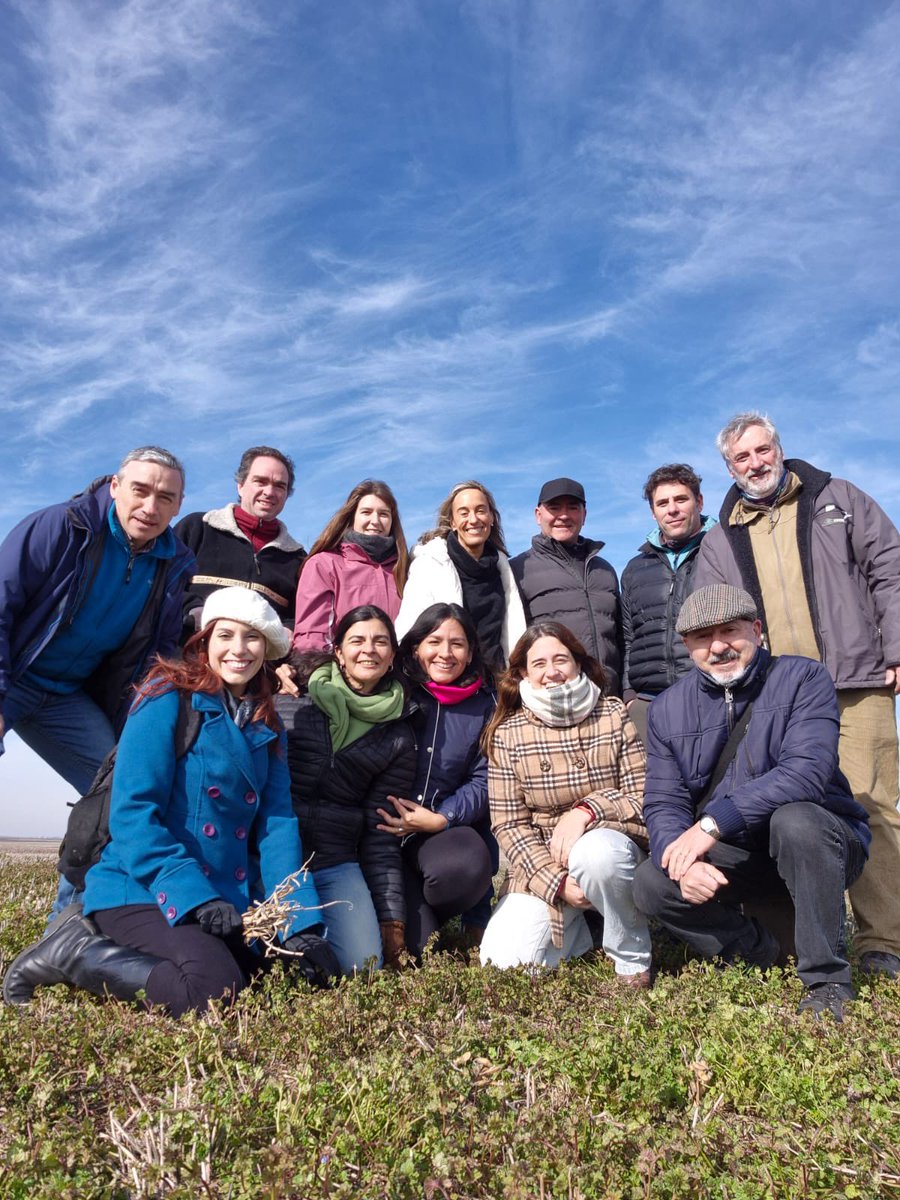 Visita a La Sarita, de los alumnos 👨🏼‍🎓 del Doctorado en Ciencias Agrarias de la Facultad de Agronomía <a href="/UNICEN_Oficial/">UNICEN</a> Entre otros temas se habló de rotaciones, biodiversidad, ambientes, suelo. Conocimiento compartido. #conocimiento #agriculturaregenerativa #educacion <a href="/TandiliaReg/">Aapresid Tandilia</a>