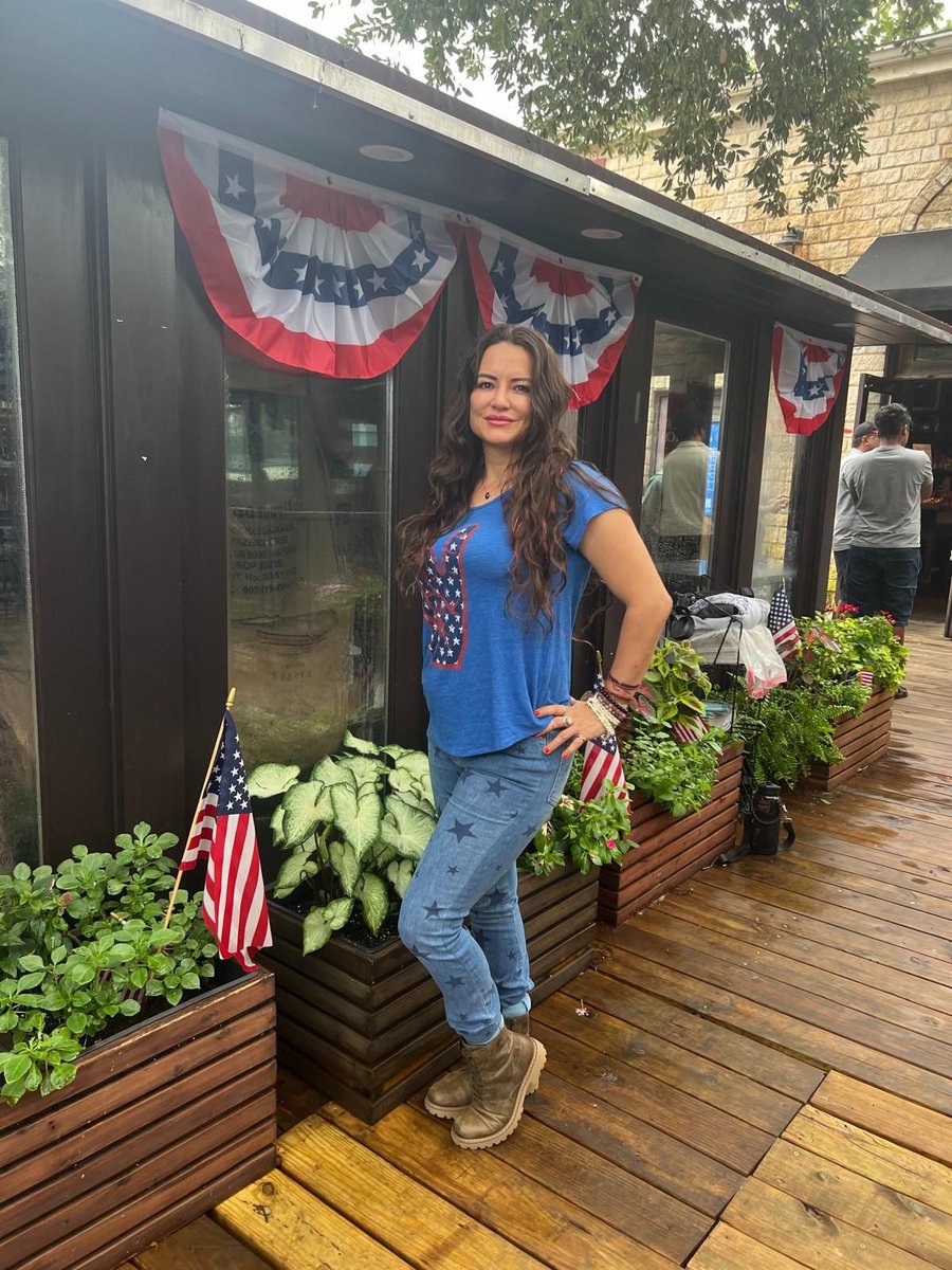 AuthenticDiana's tweet image. Cute outfit? Check.
Fireworks in my smile? Double check.
If you’re looking for someone unforgettable to light up your weekend… I’m just one spark away

✨ Link’s in the bio.

#4thofJuly #OutAndAbout #AuthenticCompanion