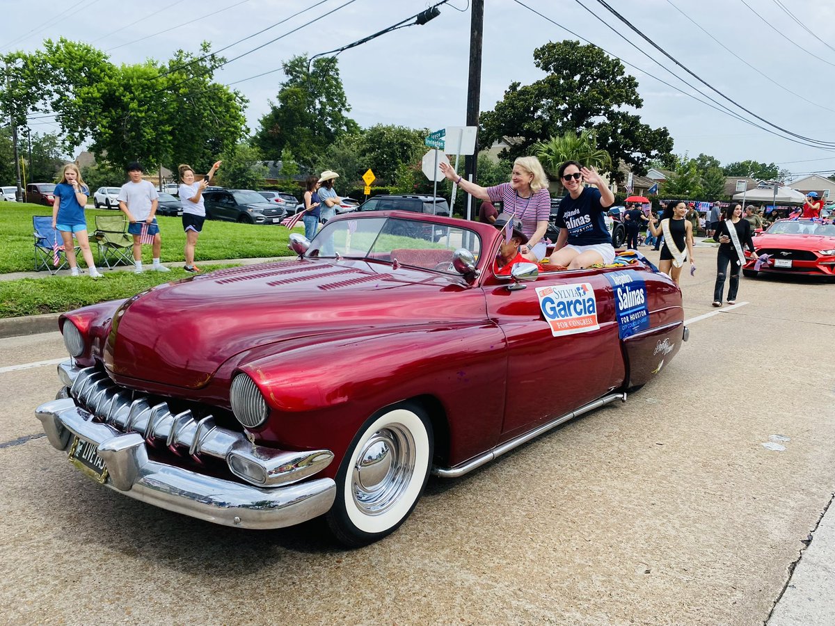 LaCongresista's tweet image. Weather held & the 4th of July I founded years ago w Father Sal of St Patrick's was beyond expectations. It's grown through the years, bringing together our neighbors celebrating freedom and justice for all. Good to have Alejandra Salinas for City Council join me. #4thofJuly