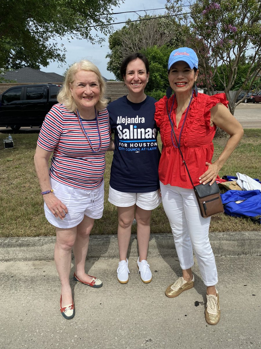 LaCongresista's tweet image. Weather held & the 4th of July I founded years ago w Father Sal of St Patrick's was beyond expectations. It's grown through the years, bringing together our neighbors celebrating freedom and justice for all. Good to have Alejandra Salinas for City Council join me. #4thofJuly
