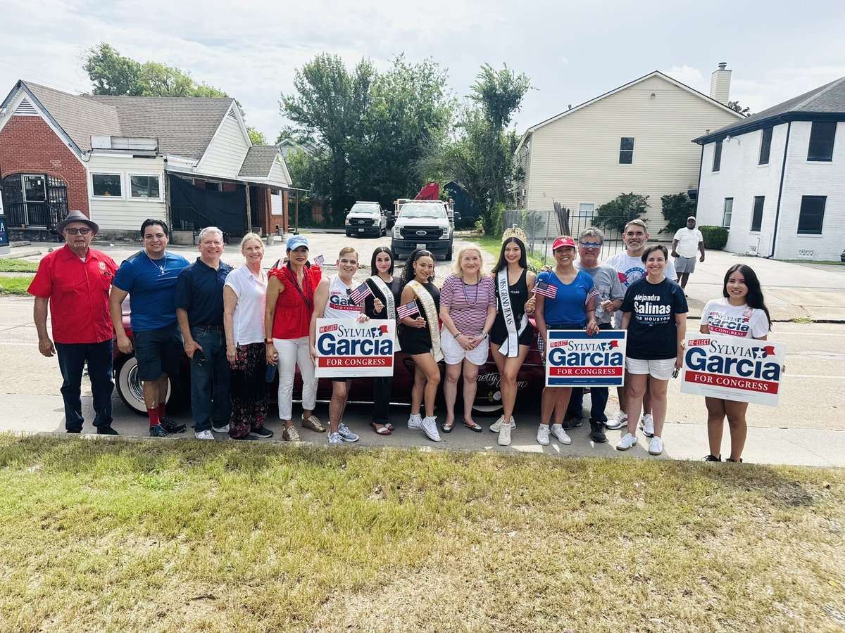 LaCongresista's tweet image. Weather held & the 4th of July I founded years ago w Father Sal of St Patrick's was beyond expectations. It's grown through the years, bringing together our neighbors celebrating freedom and justice for all. Good to have Alejandra Salinas for City Council join me. #4thofJuly
