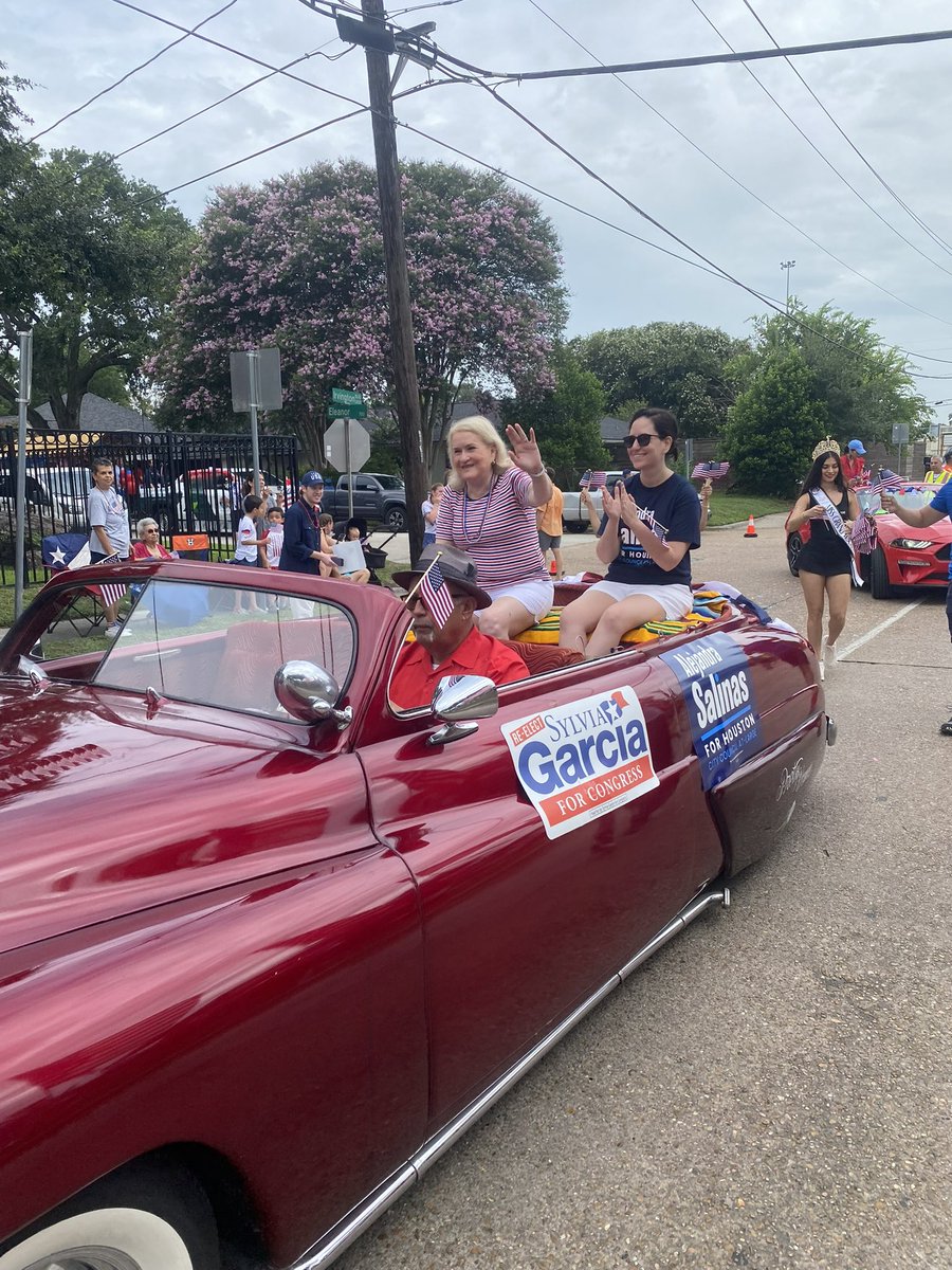 LaCongresista's tweet image. Weather held & the 4th of July I founded years ago w Father Sal of St Patrick's was beyond expectations. It's grown through the years, bringing together our neighbors celebrating freedom and justice for all. Good to have Alejandra Salinas for City Council join me. #4thofJuly
